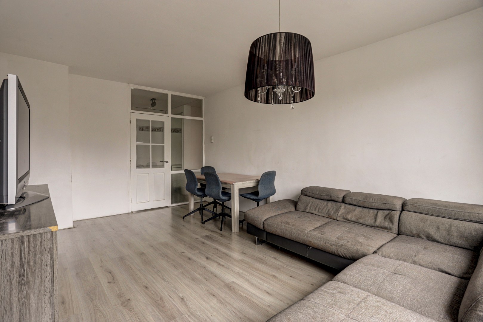 In "Het Lage Land" gelegen 4-kamer appartement met 3, slaapkamers, moderne keuken, 2 balkons,  berging in de onderbouw en gelegen op eigen grond! 