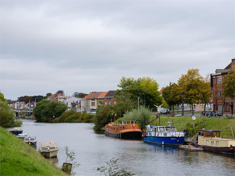 Instapklaar appartement met zicht op water. 