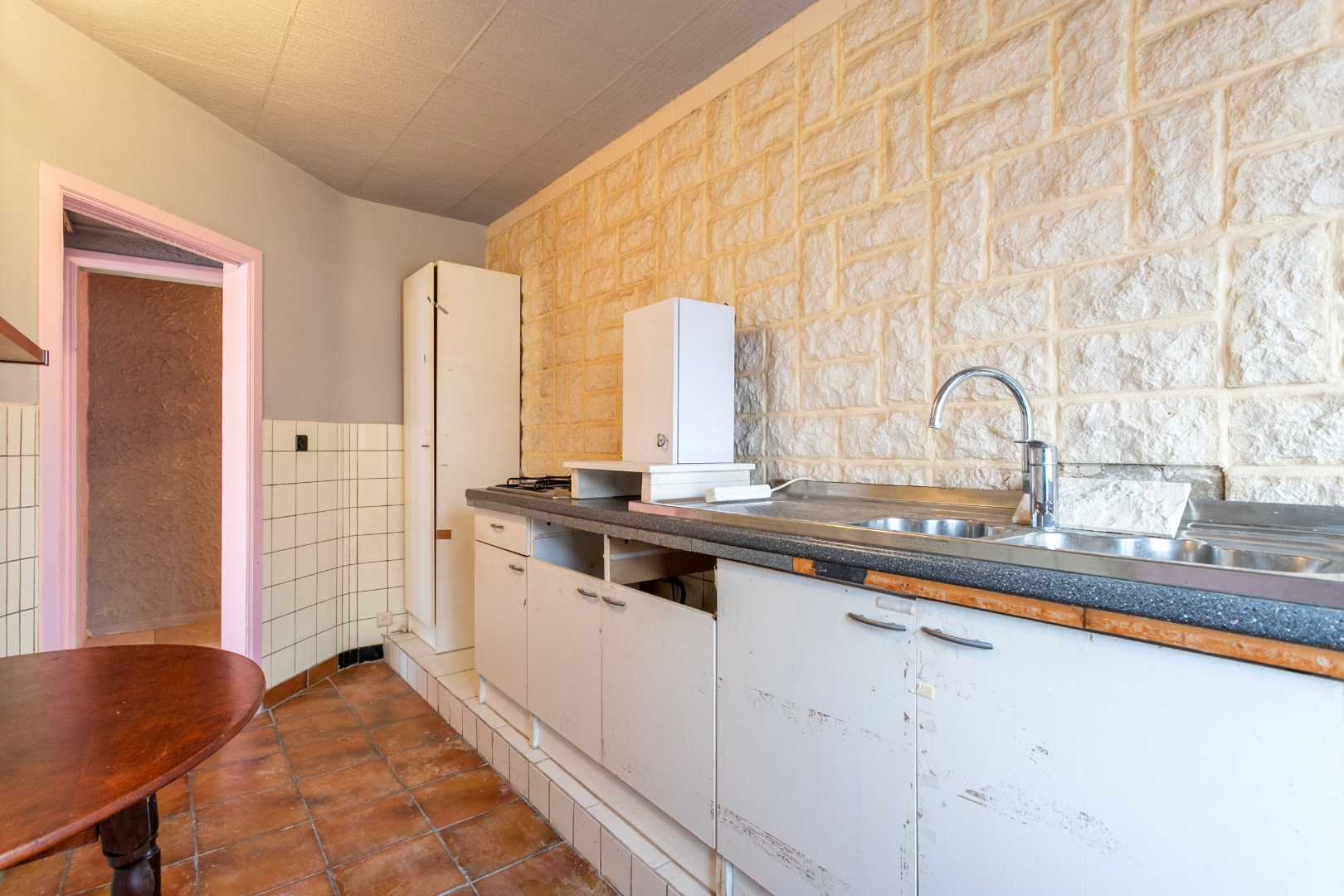 Te renoveren appartement met 1 slaapkamer, terras en kelderberging in Ganshoren 