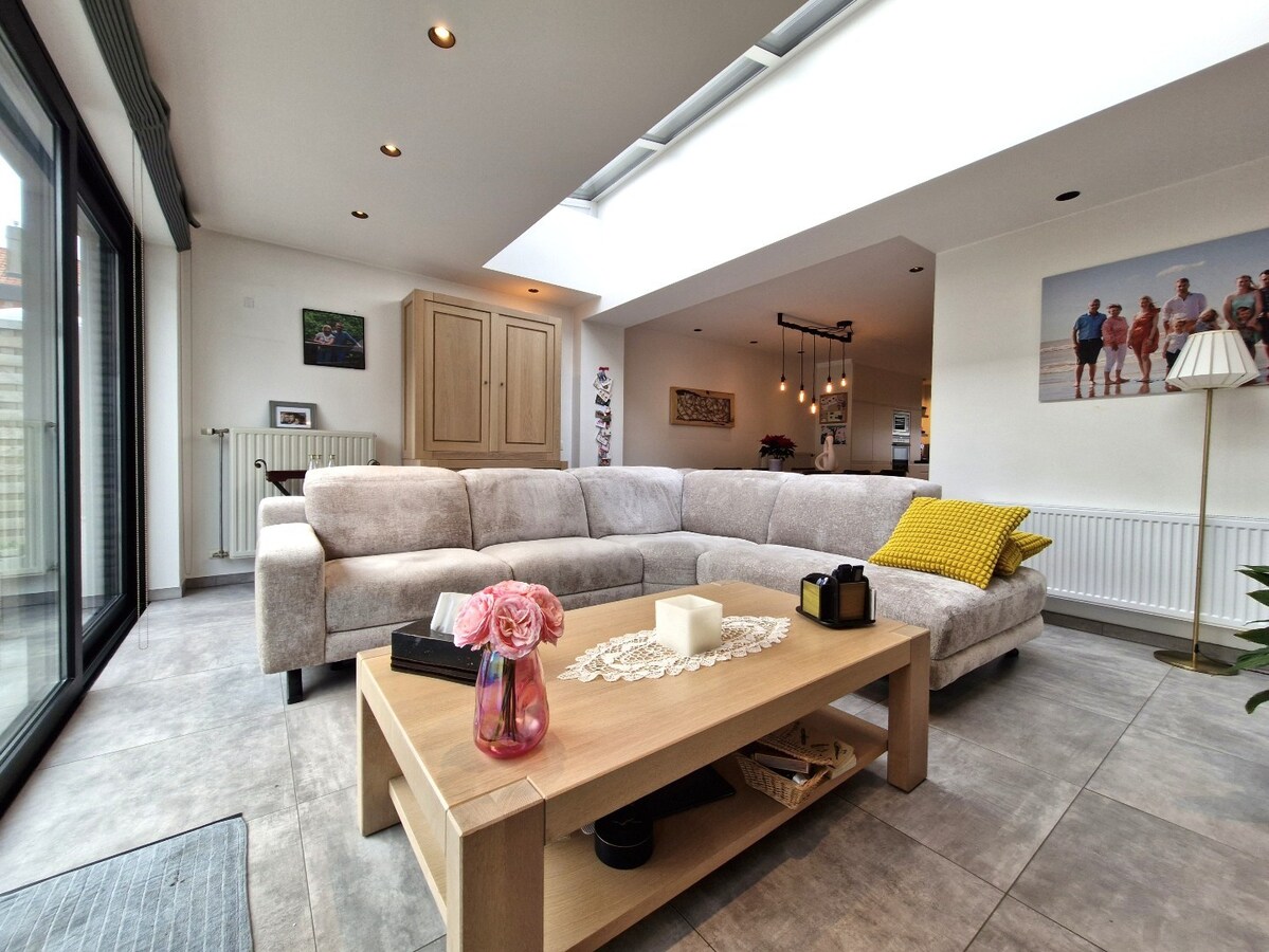 Knap gerenoveerde woning met uitzonderlijk lichtinval in het hartje van Heist 