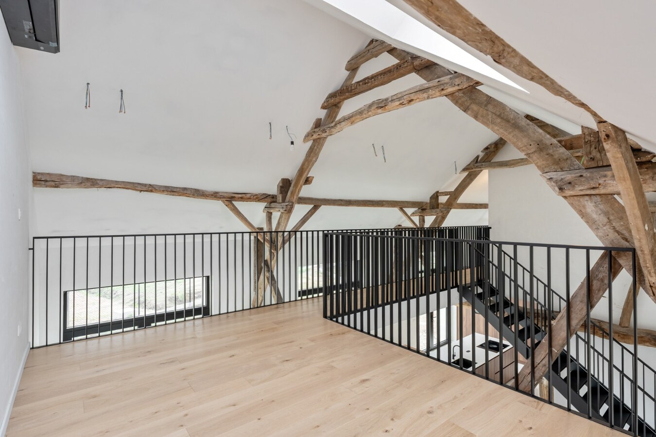 Exclusieve woning in volledig heropgebouwde hoeve op een perceel van 4a60ca! 