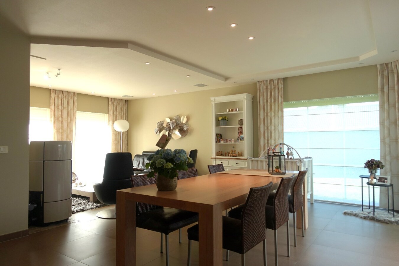 Rustig gelegen - perfect onderhouden - alleenstaande villa met 5 slaapkamers op 993 m² 