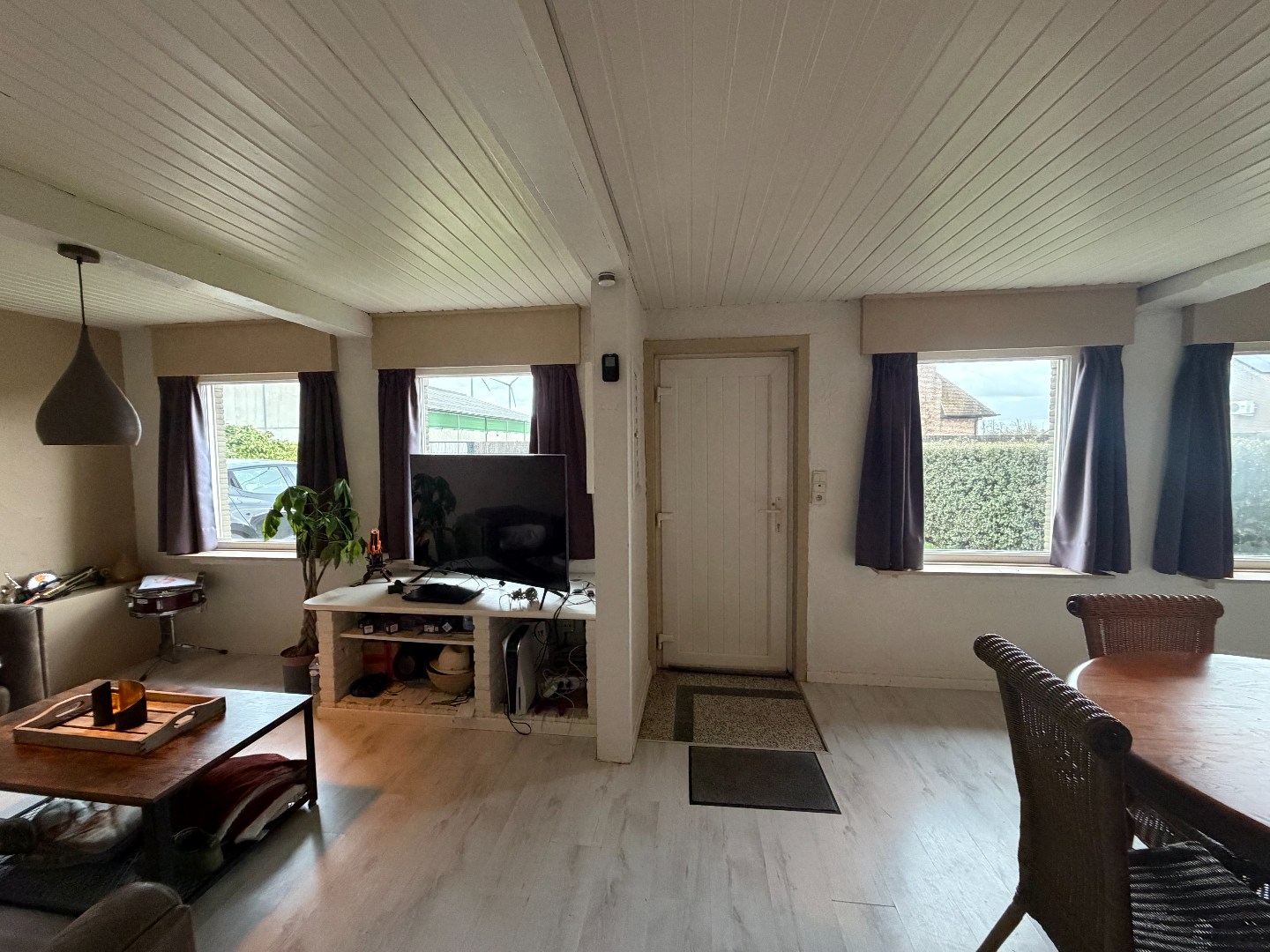 Charmante halfopen woning met garage, 2 slaapkamers en grote tuin 