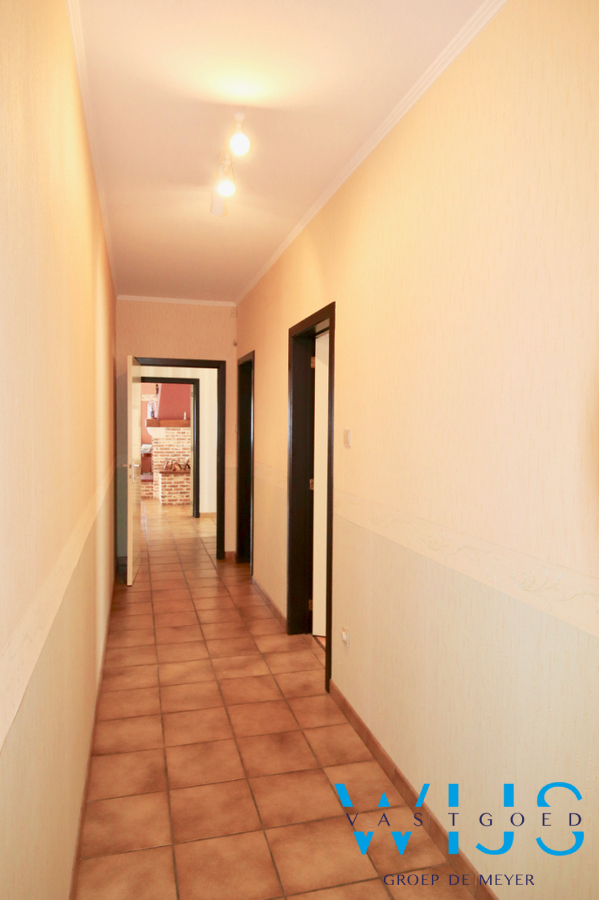 Stevige bungalow op een prachtig perceel van 925 m² te SLEIDINGE ! 