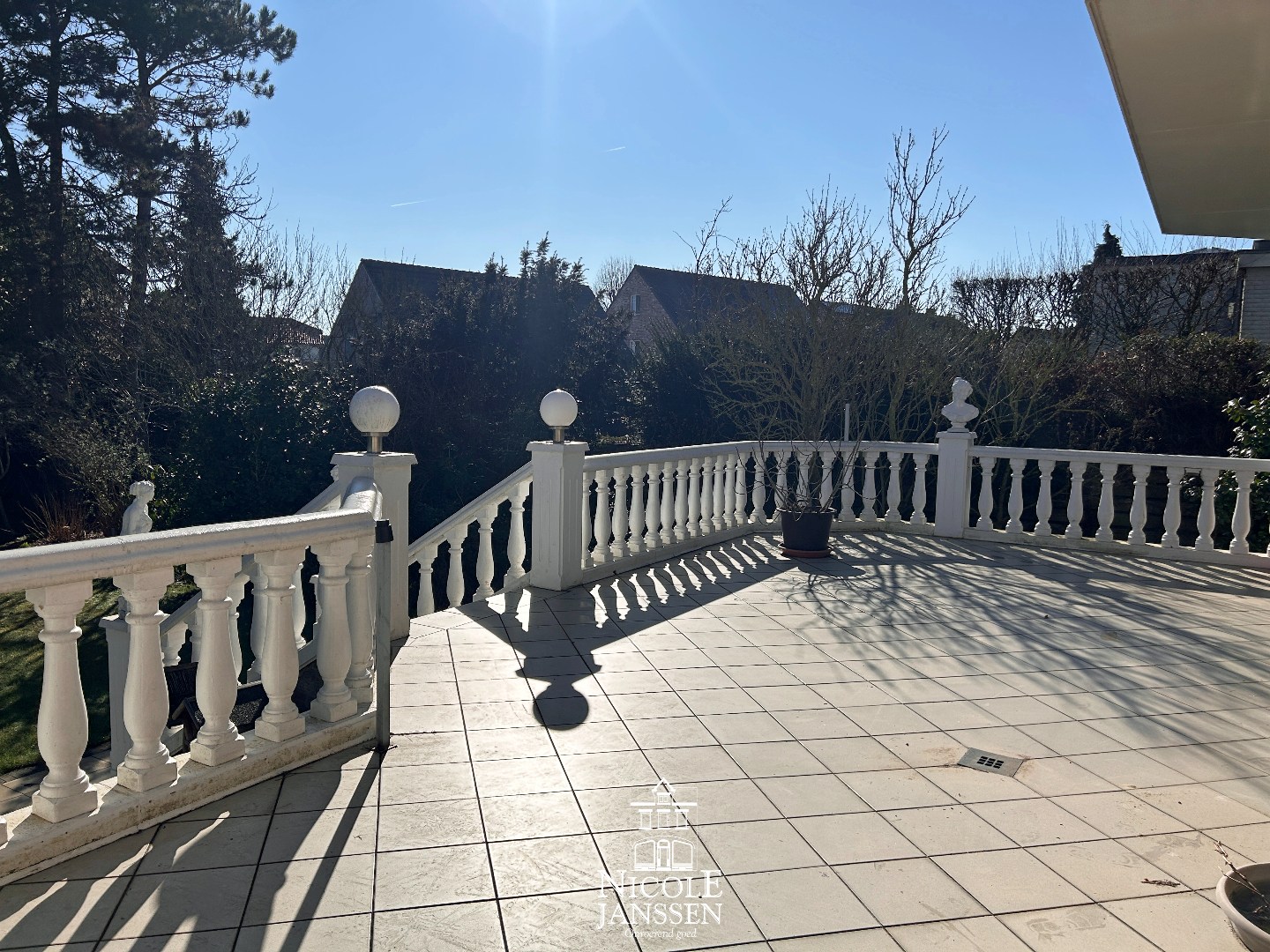 Ruim zonnig betegeld terras toegankelijk vanuit de woonkamer 