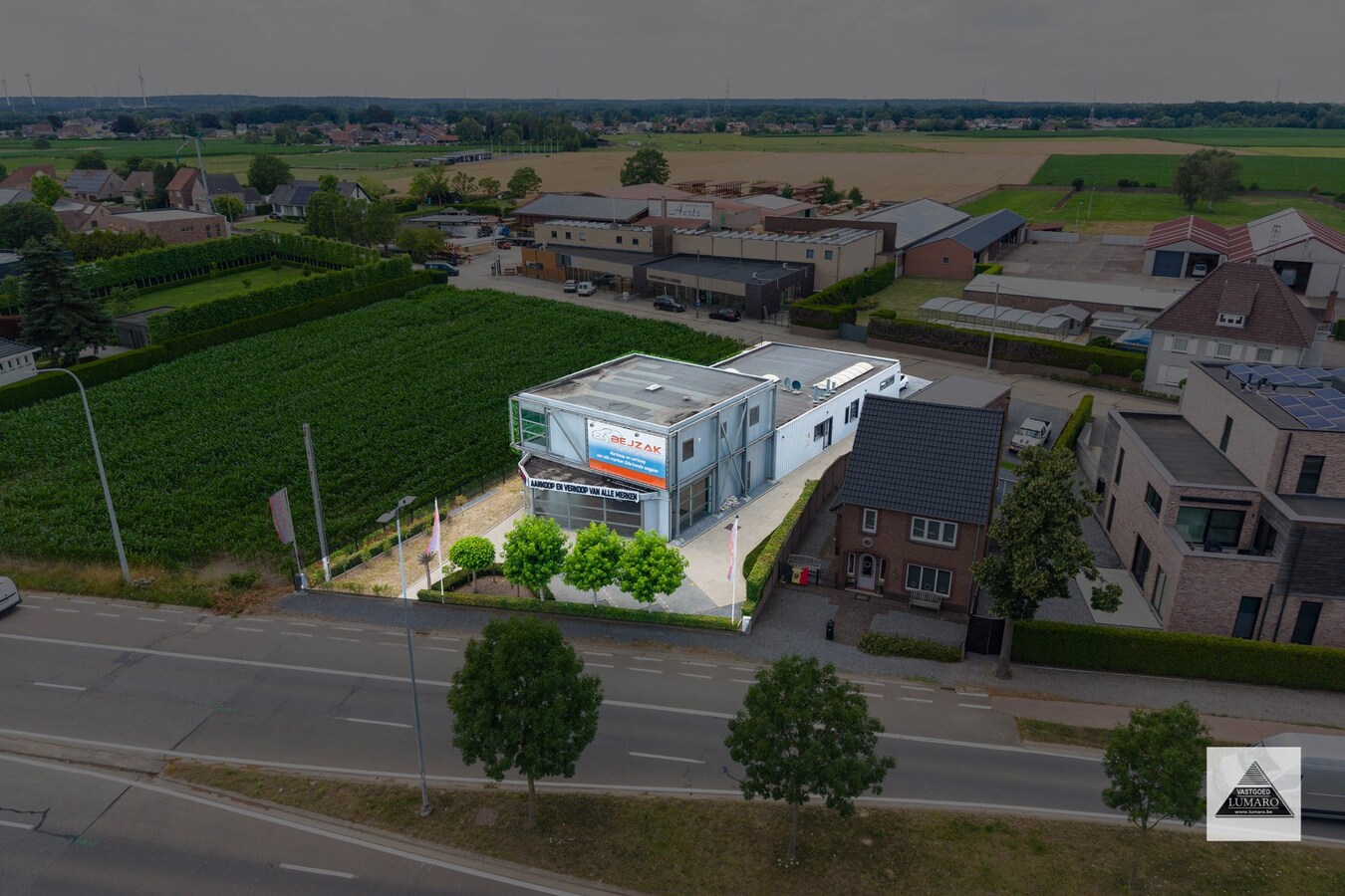 Schitterende showroom 280 m² (+ kantoren), op 2,4 km van de nieuwe Mc Donalds. 