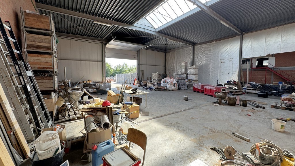 Magazijn met kantoren te huur vlakbij A12 in Wilrijk
