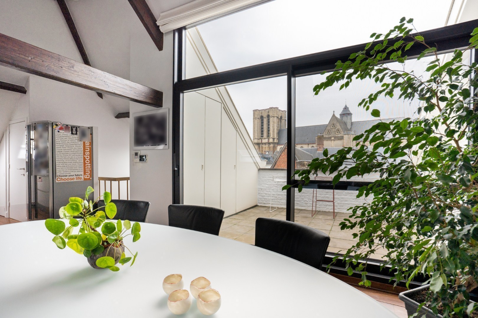Bijzonder ruim duplexappartement met dakterras in hartje Gent 