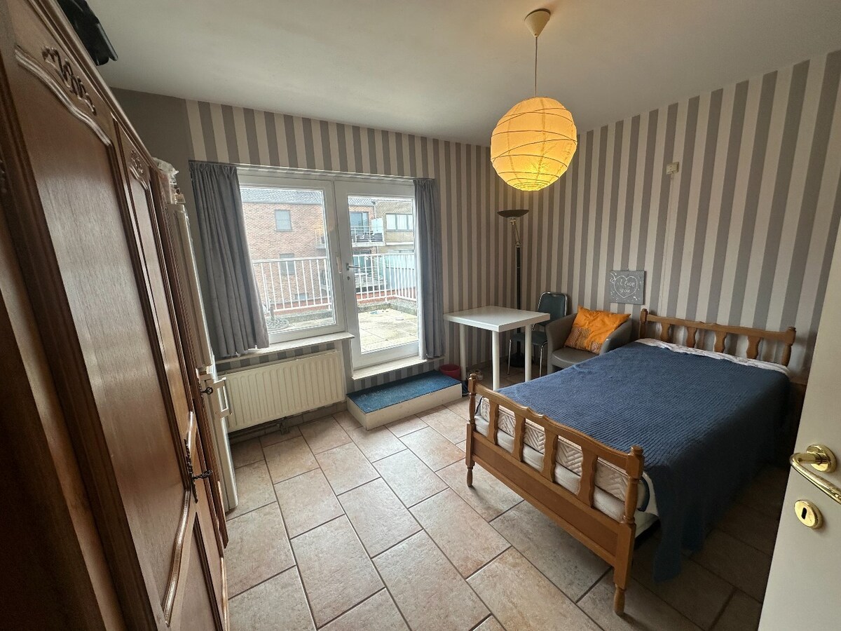 Uitstekend gelegen, ruim appartement met groot terras pal in het centrum van Langemark 