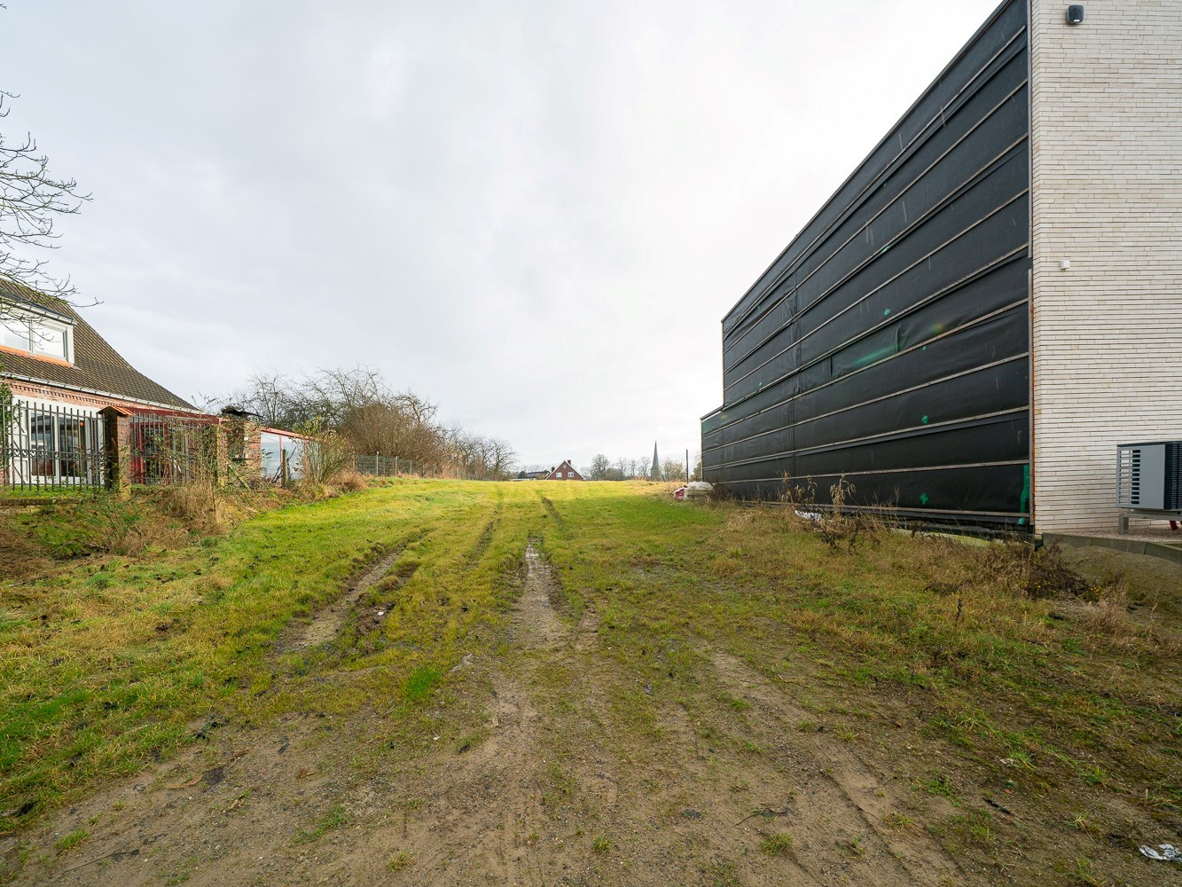 Residentieel gelegen bouwgrond (3a 85ca) voor een 3-gevel 