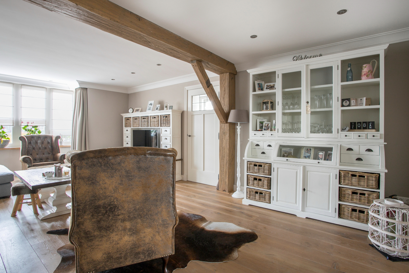 Vrijstaande, instapklare eengezinswoning met garage en carport afgewerkt in landelijke stijl. 