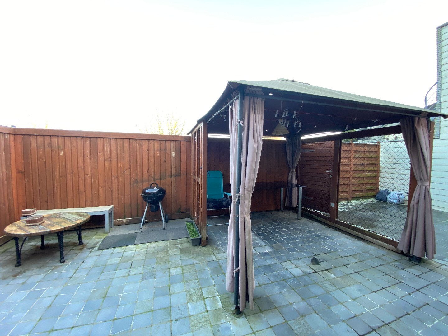 Centraal gelegen gelijkvloers appartement met 2 slaapkamers, groot terras en garage! 