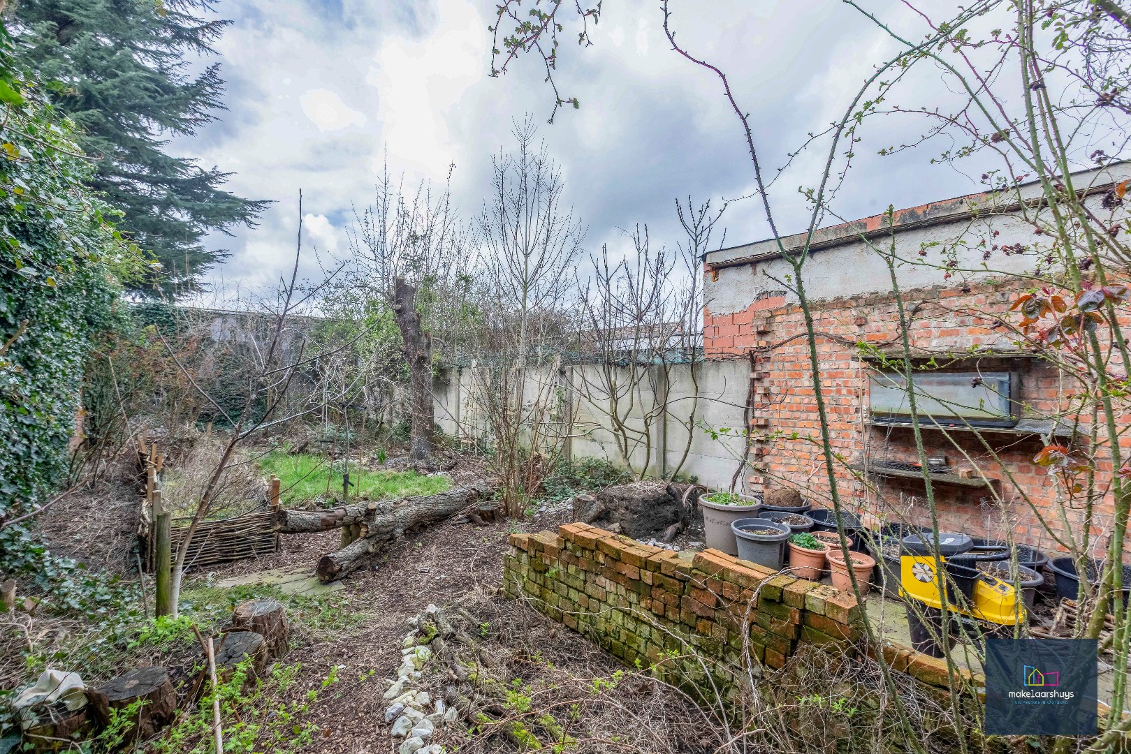 Woning met 3 slaapkamers en verrassende tuin met bijgebouwen 