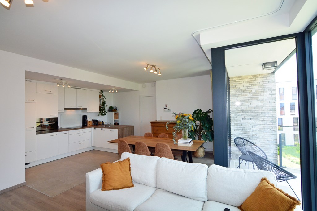 Modern, energiezuinig appartement met 2 slpks, terras, autostaanplaats en kelderberging. 