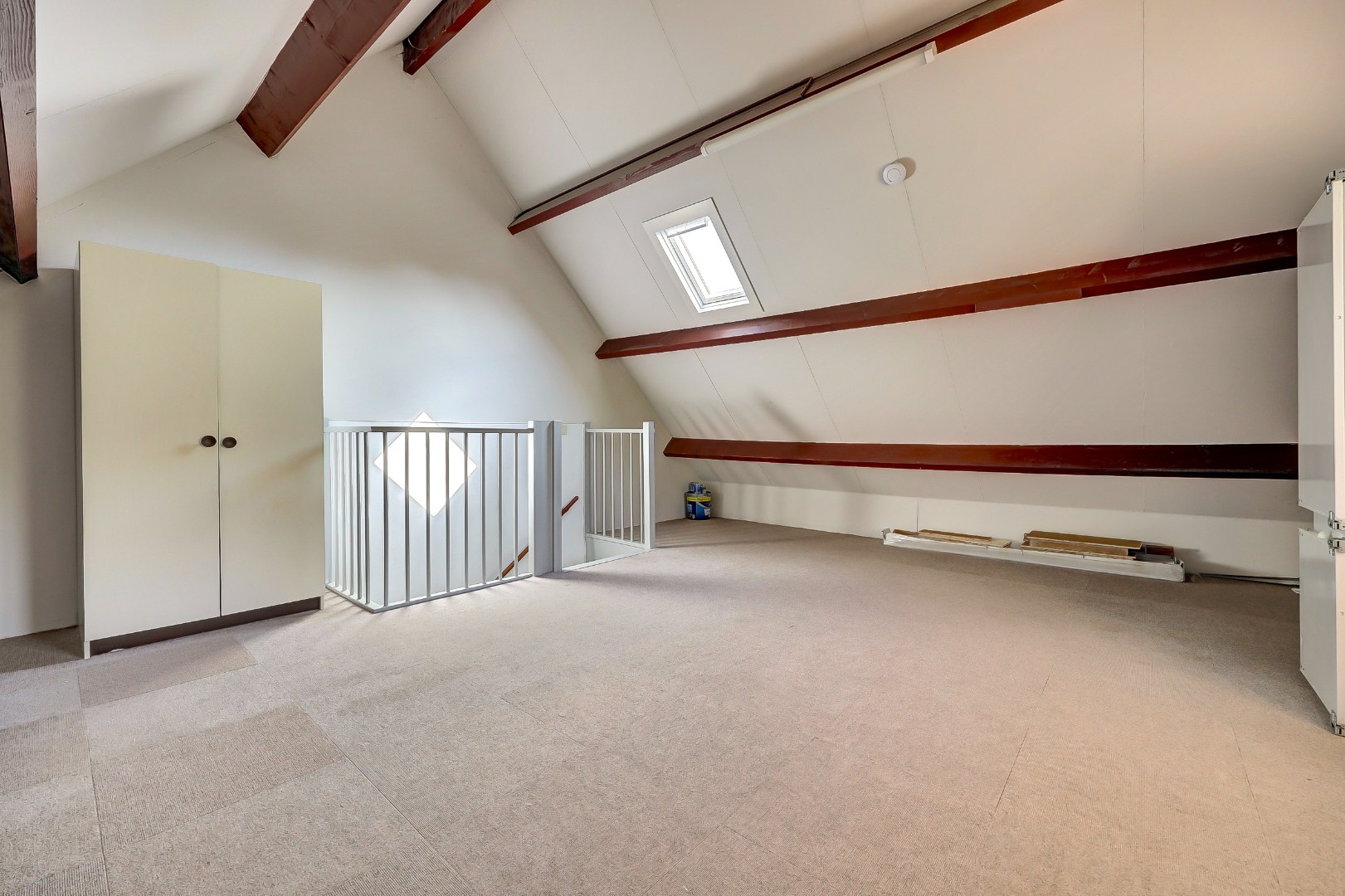 Ruime 5-kamer hoekwoning met aangebouwde garage op een kavel van maar liefst 297 m2 eigen grond! 