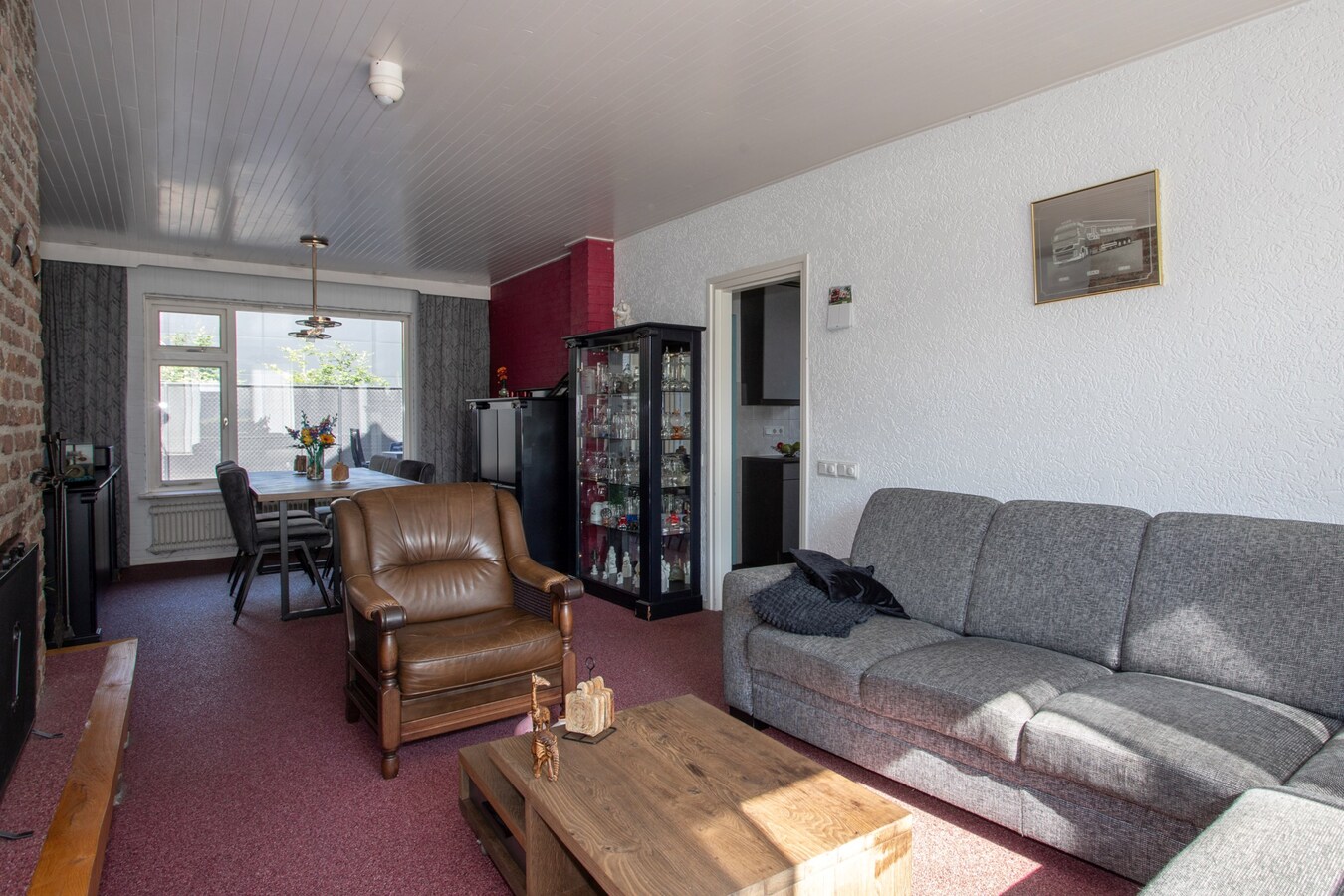 Uitgebouwde vrijstaande woning met berging gelegen op een perceel van 561 m2. 