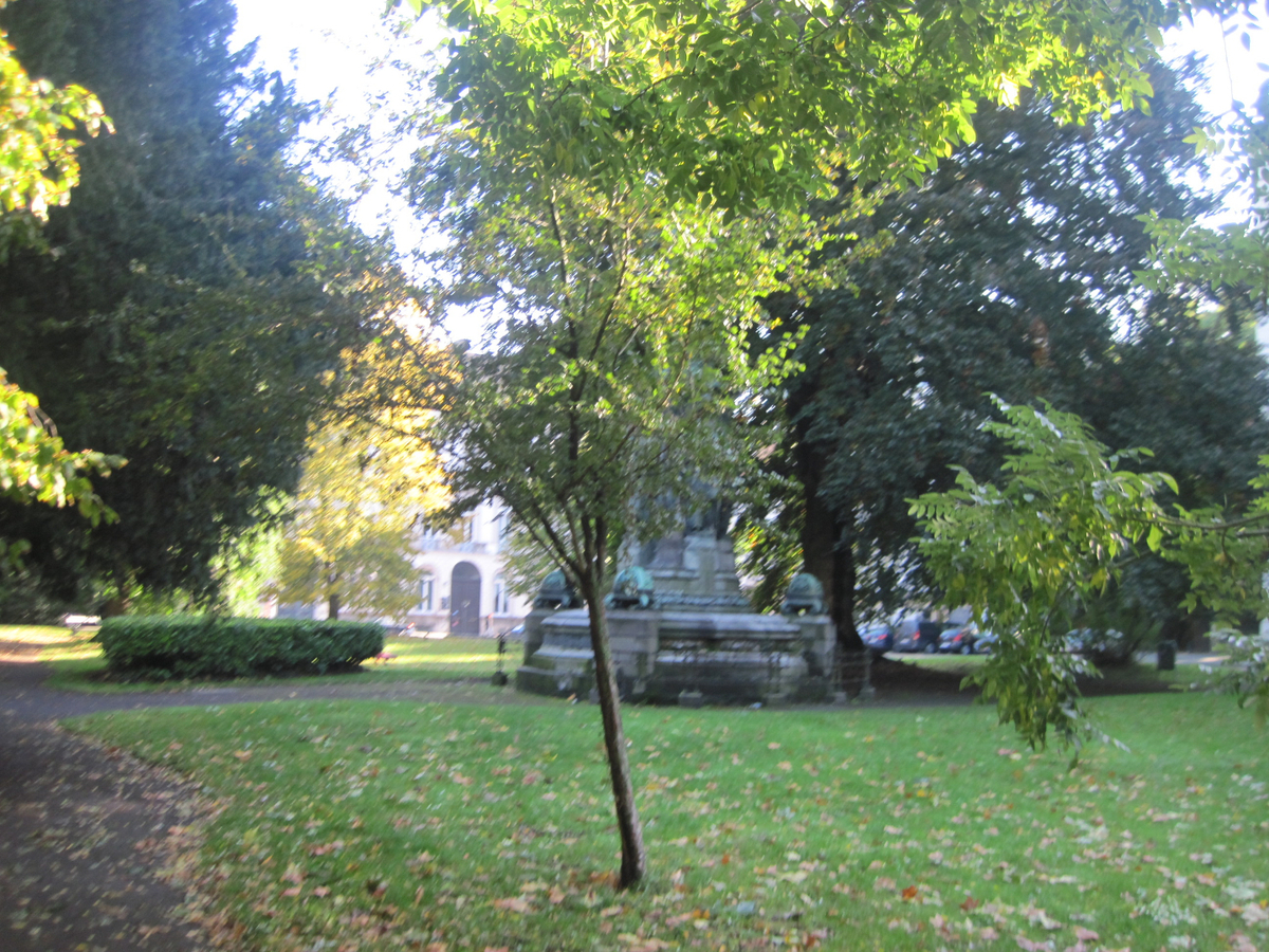 Lichtrijk, ruim 2-slp-appartement aan St-Anna-plein. 