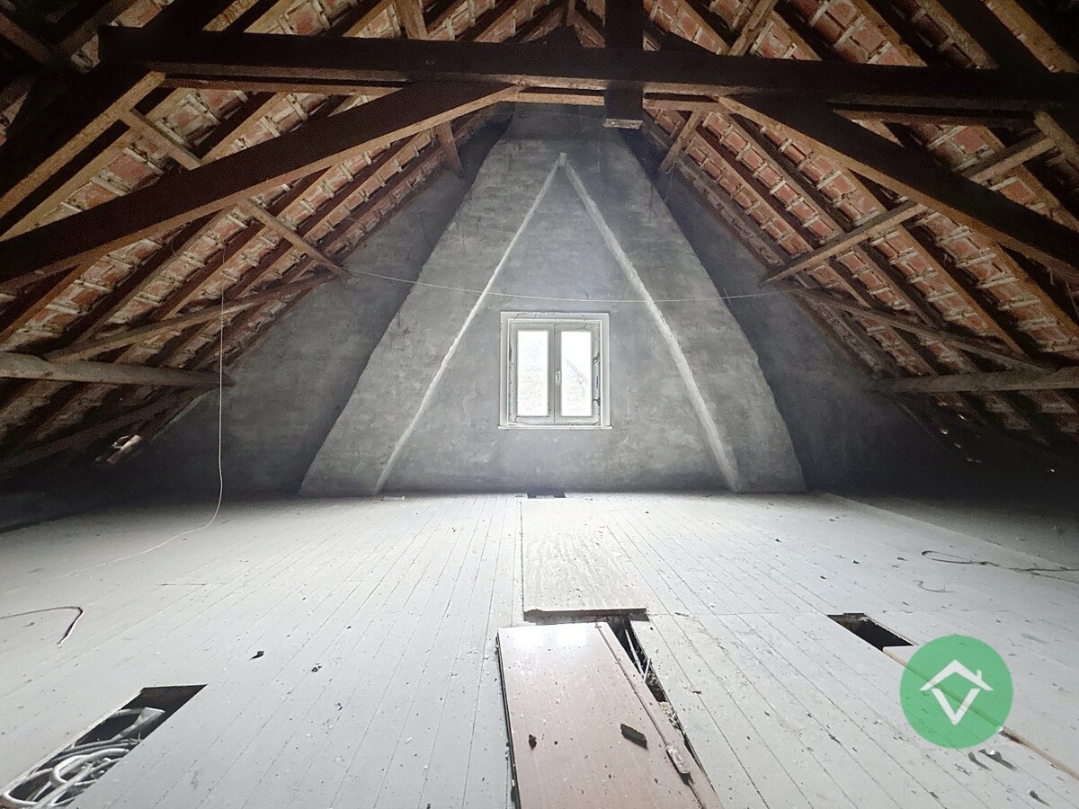 Alleenstaande woning met naastliggend stuk bouwgrond en weide te Eernegem 