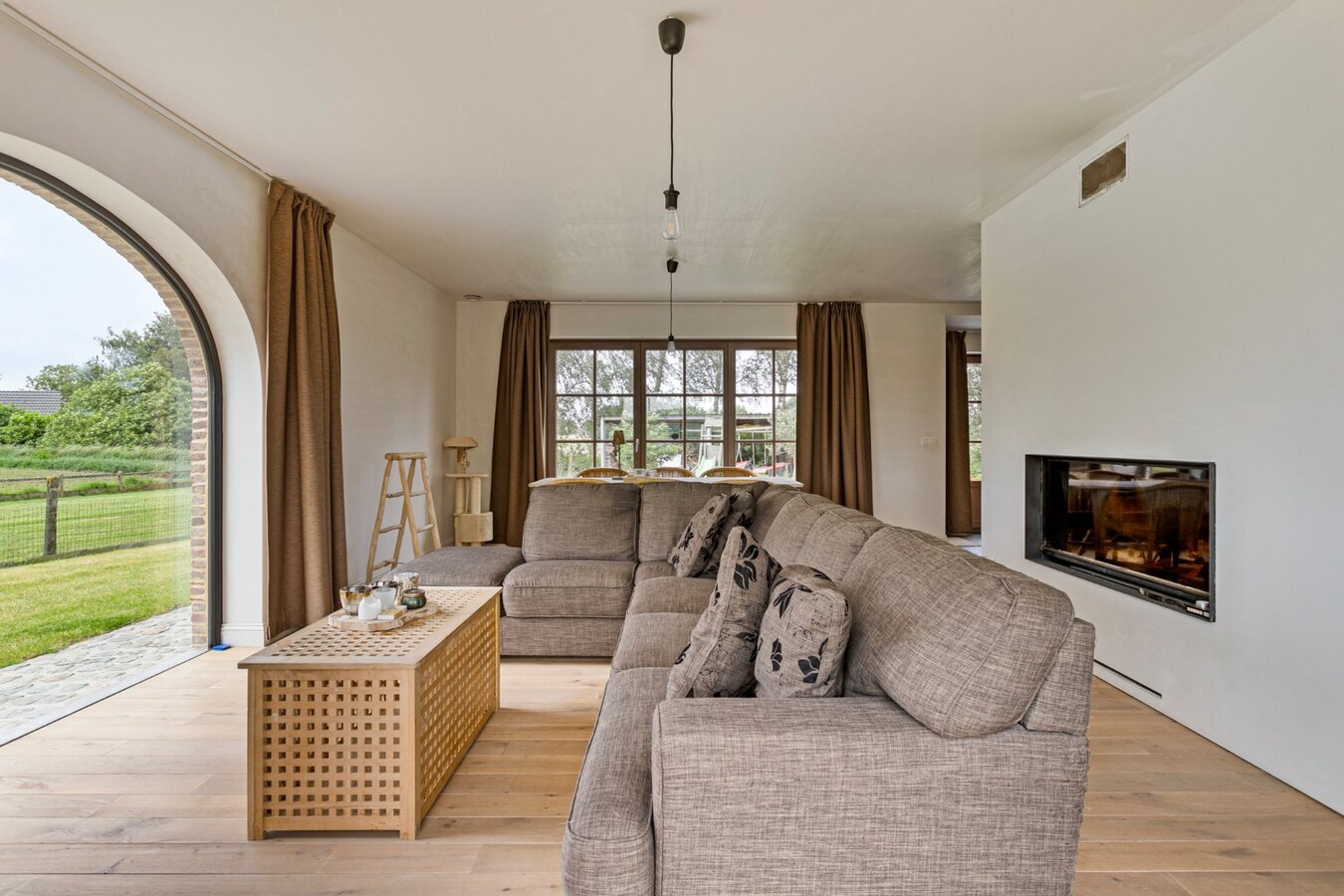 Uitzonderlijk gelegen landelijke villa met bijgebouw 