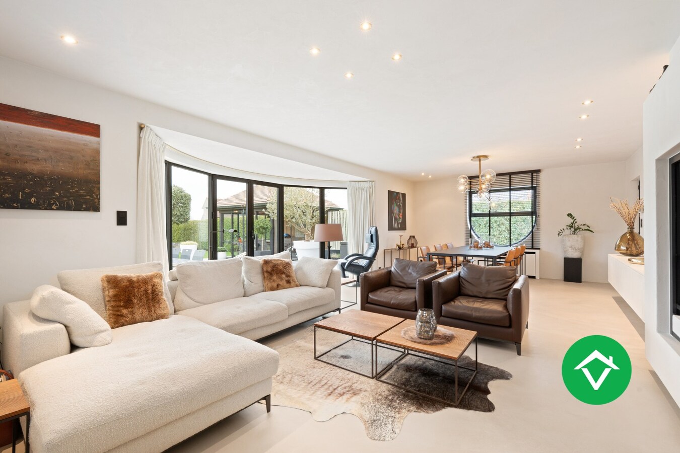 Stijlvolle alleenstaande villa met luxueus interieur en vier slaapkamers te Roeselare 