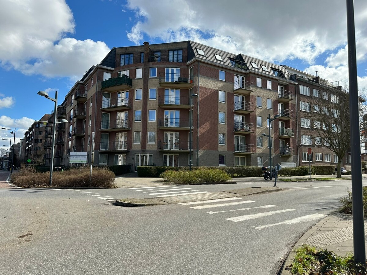 Lichtrijke serviceflat met zonnig terras, privé parking 