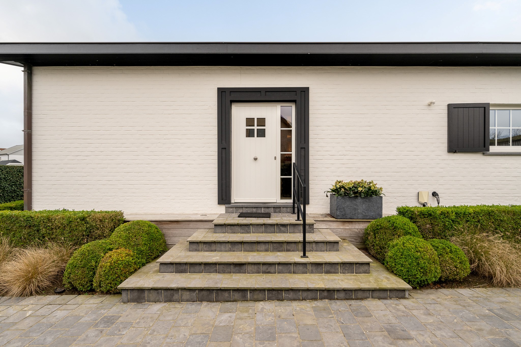 Située dans un quartier résidentiel calme et très prisé de Knokke, cette maison entièrement rénovée offre une combinaison parfaite de confort contemporain, de lumière et d'élégance raffinée. 