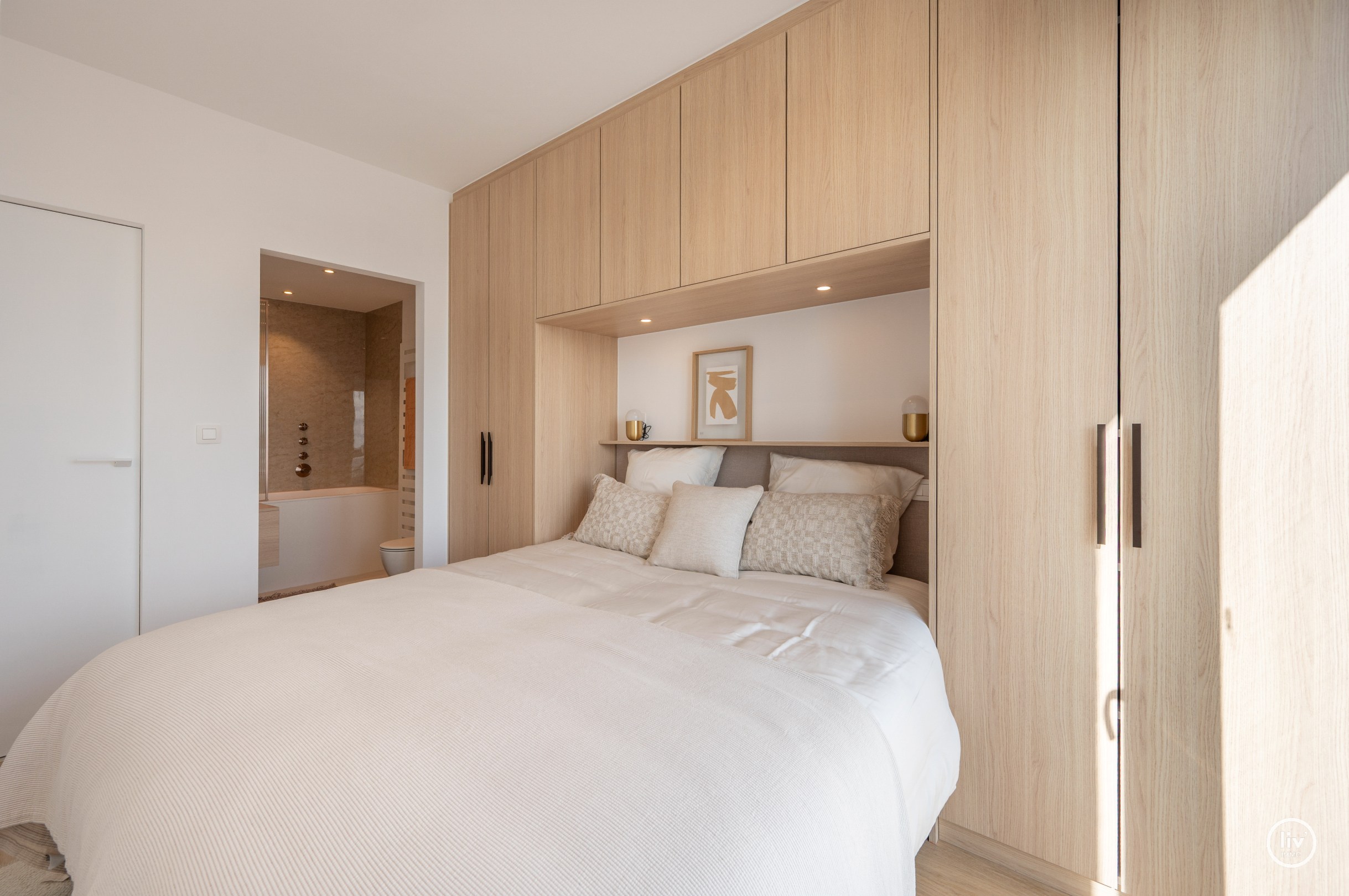 Prachtig gerenoveerd appartement op de zevende verdieping, op een absolute topligging aan de Zeedijk tussen het Lichttorenplein en het Albertplein. Dankzij de hoge ligging geniet het appartement van e 