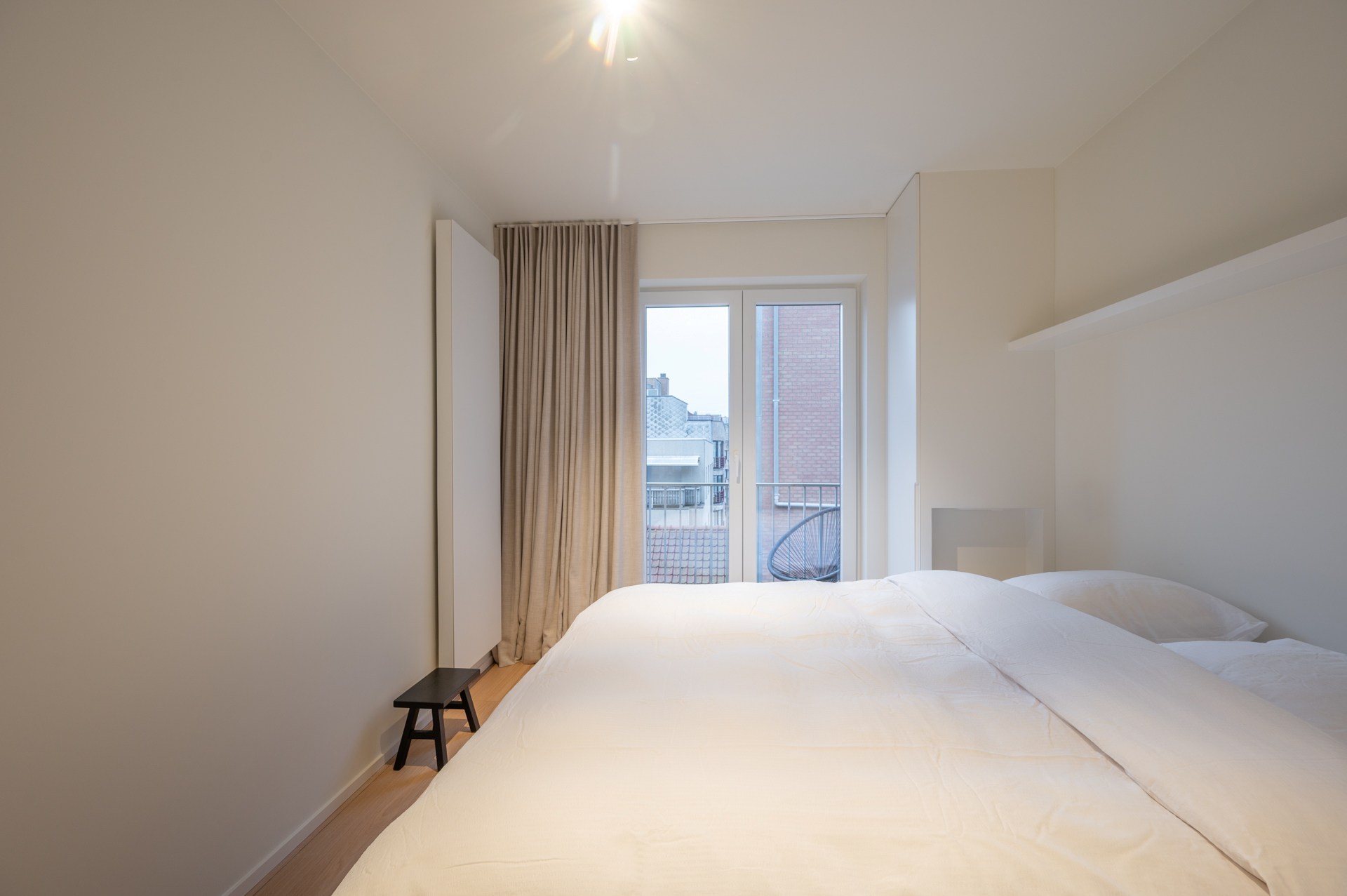 Prachtig gerenoveerd 2 slaapkamerappartement met zijdelings zeezicht centraal gelegen vlakbij de Lippenslaan te Knokke 