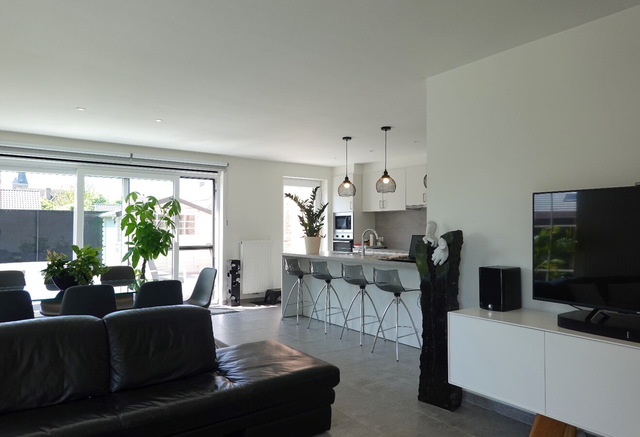 Prachtige halfopen nieuwbouwwoning met inpandige garage en zuidgerichte tuin 