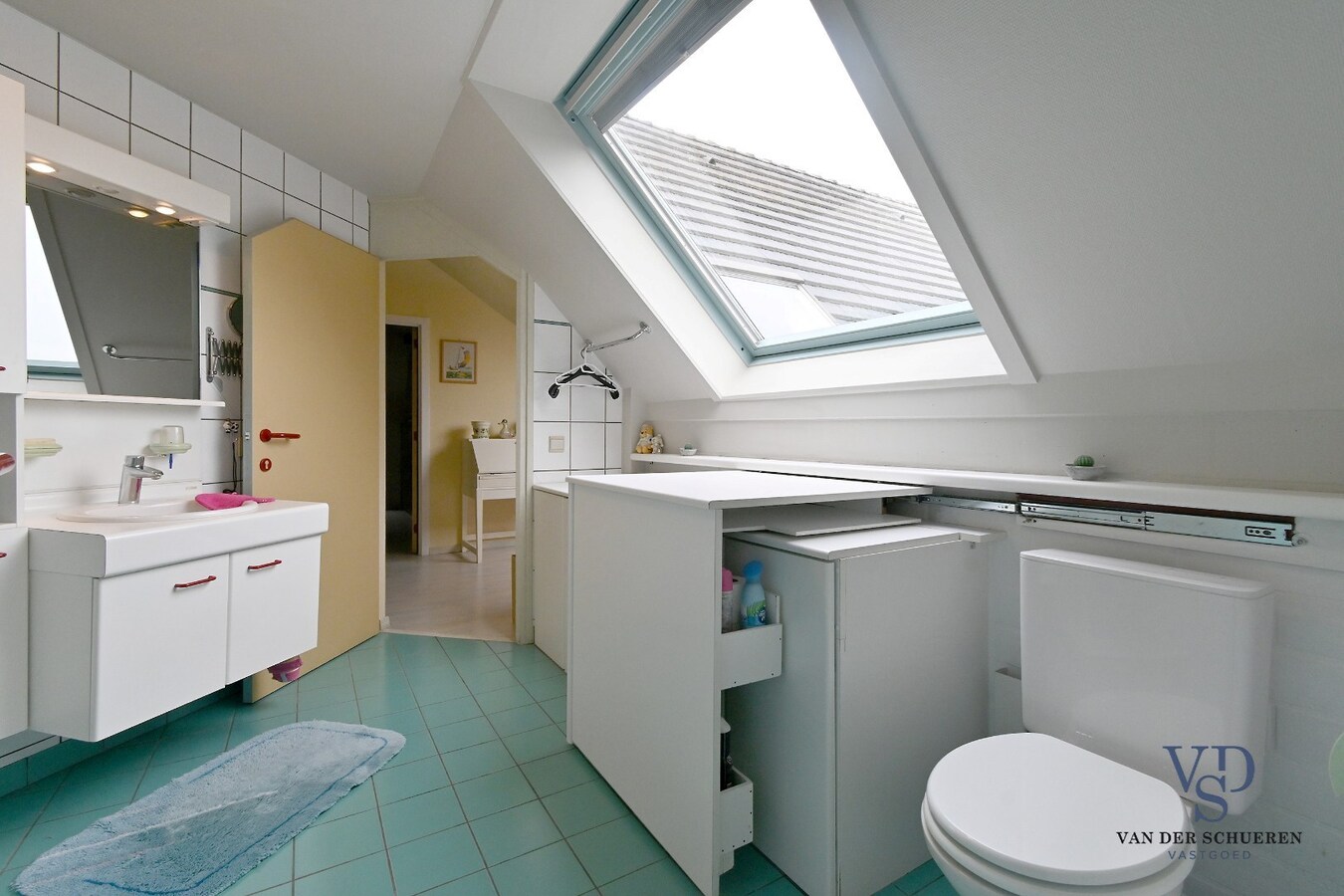 Ruim handelspand met penthouse in villastijl 