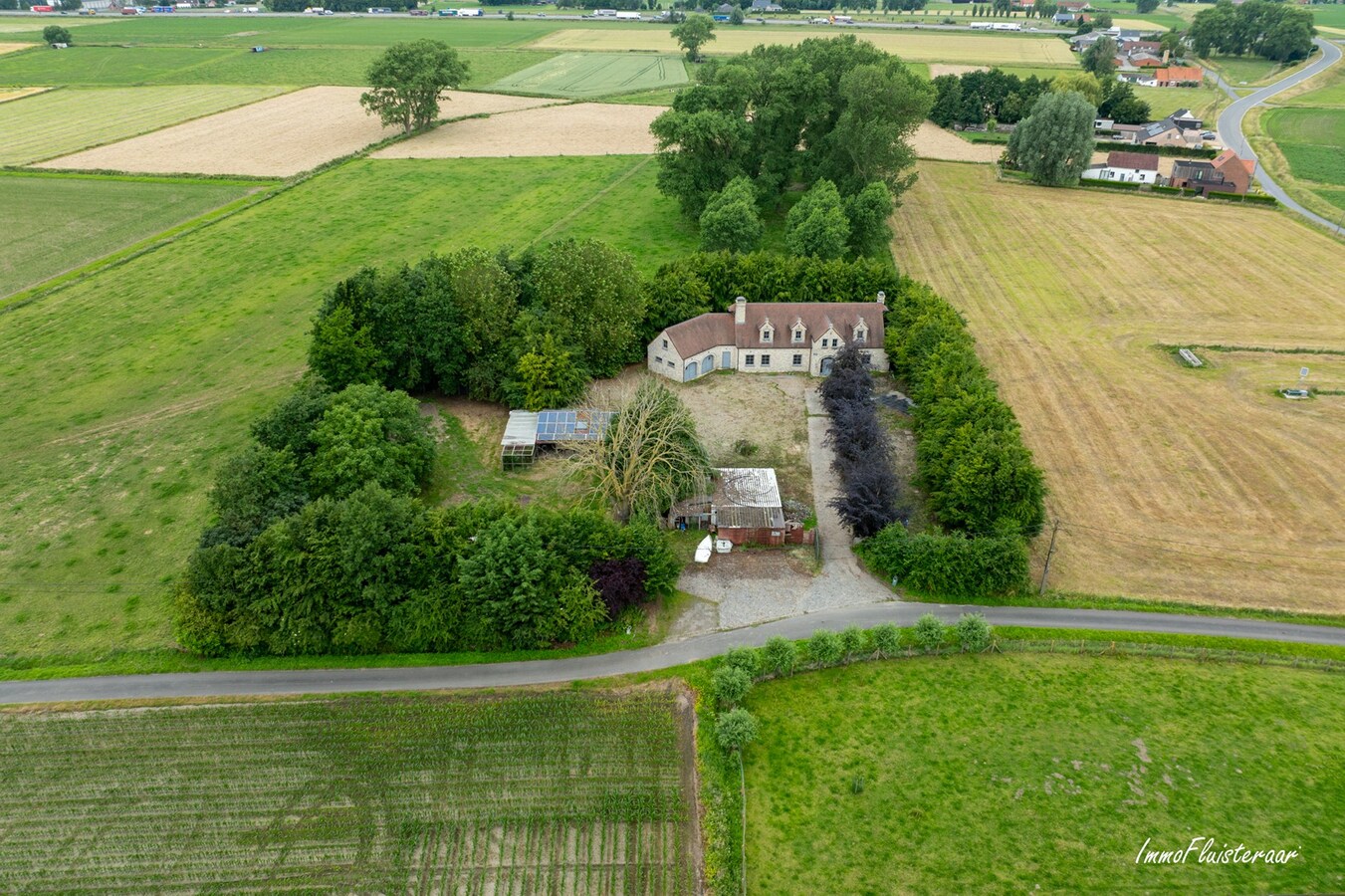 Hoogwaardige ruwbouwvilla met bijgebouw en weide 