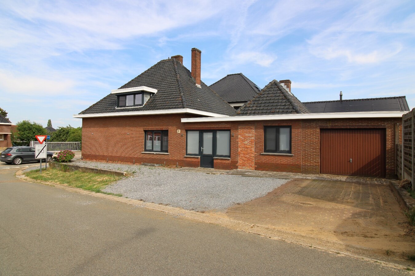 Gerenoveerde open bebouwing met gezellige tuin en garage 