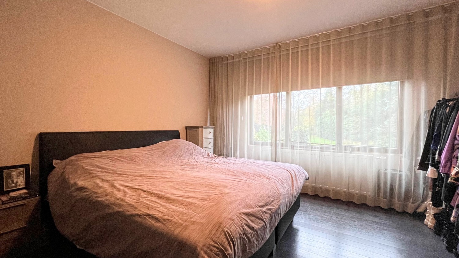 Gerenoveerde, instapklare woning op perceel van 1529m² midden in het groen 