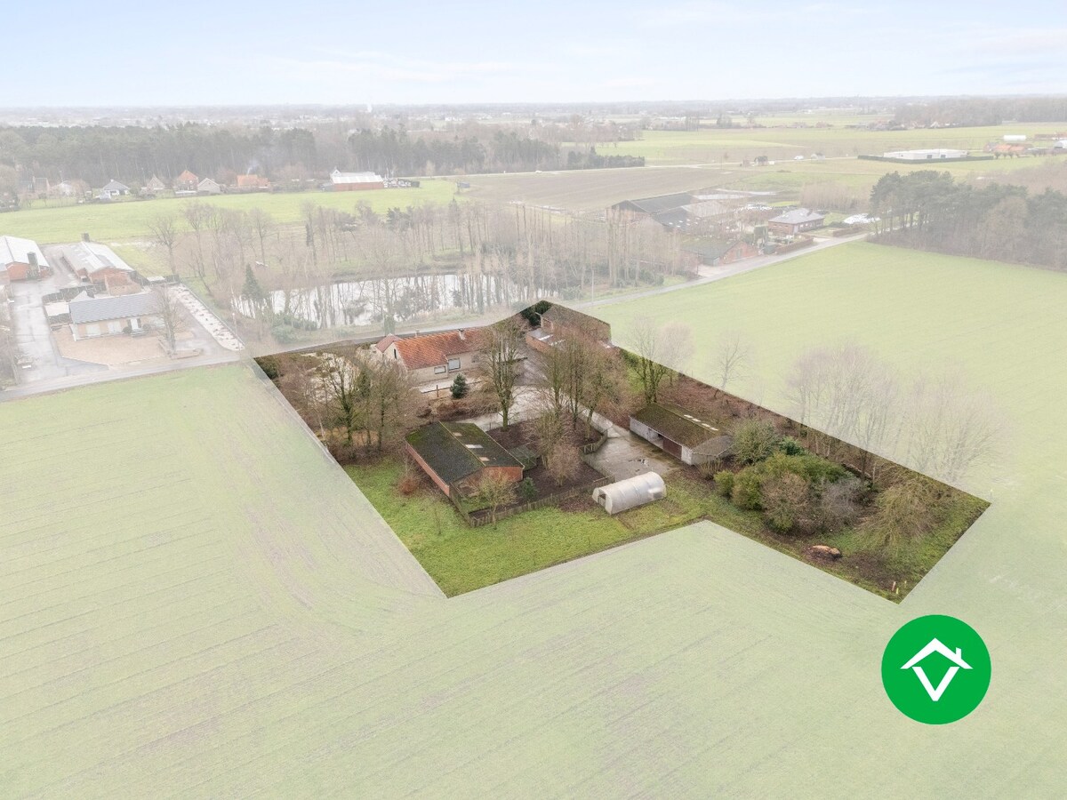 Rustig gelegen alleenstaande woning met bijgebouwen te Koekelare 