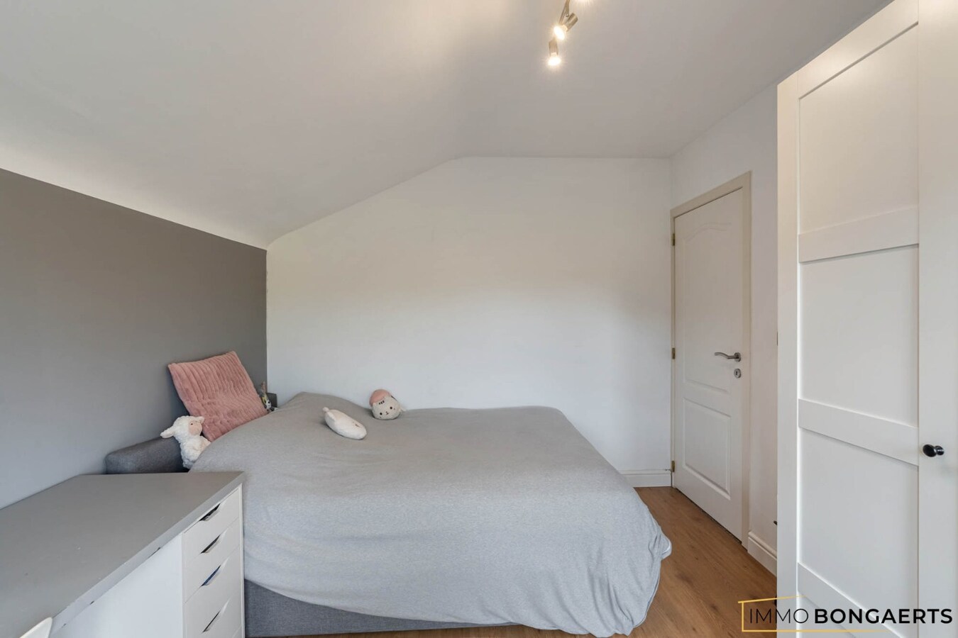 Instapklare woning met 4 slaapkamers en zwembad 