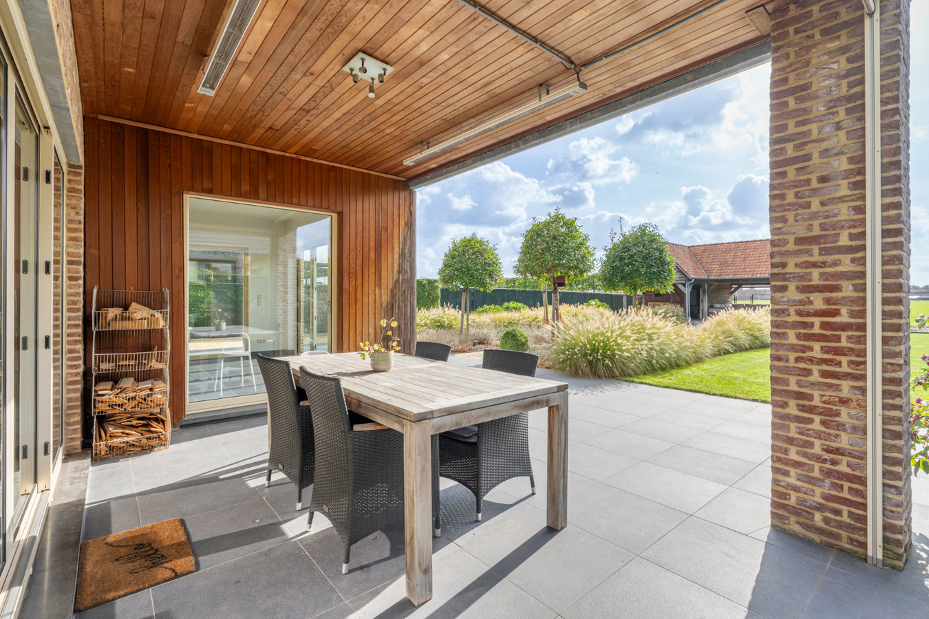 Stijlvolle villa in tijdloze pastorijstijl met zwembad en exclusieve tuinbeleving. 
