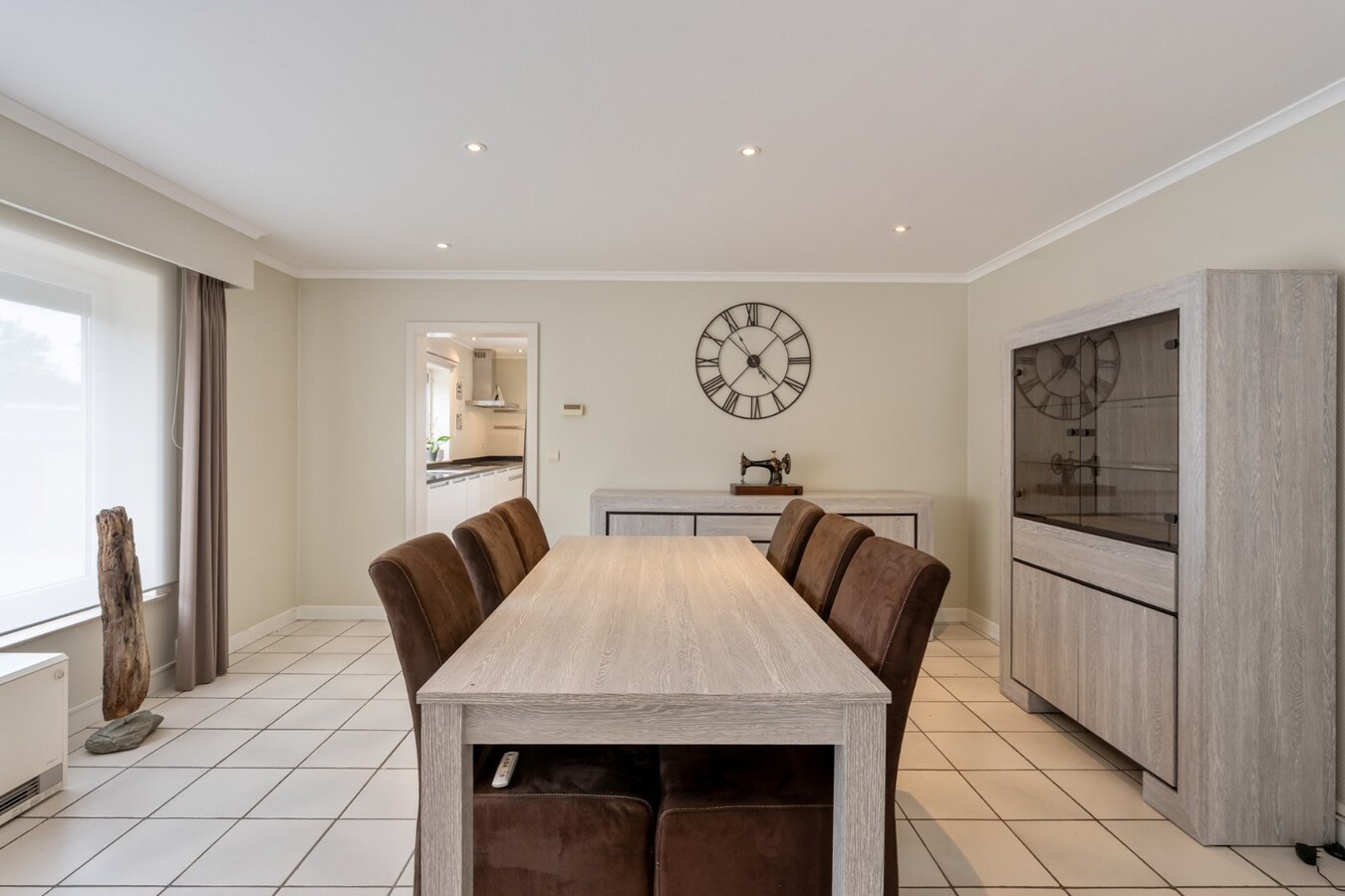 Gelijkvloers, degelijk appartement met 2 slaapkamers, ruim terras, carport en garage. 