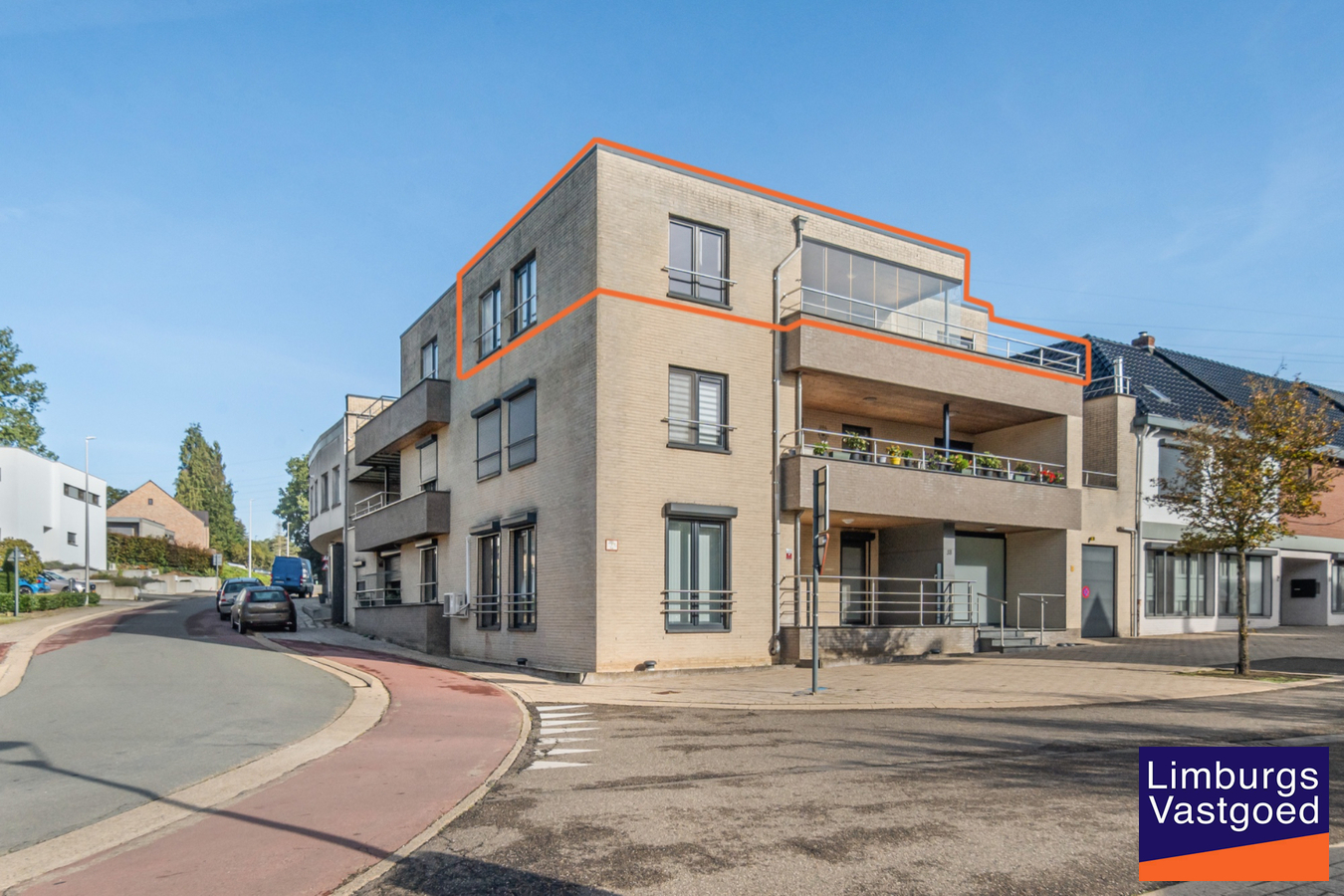 Exclusief penthouse met ruim terras, 2 slpk, extra brede autostaanplaats, centrum Houthalen 