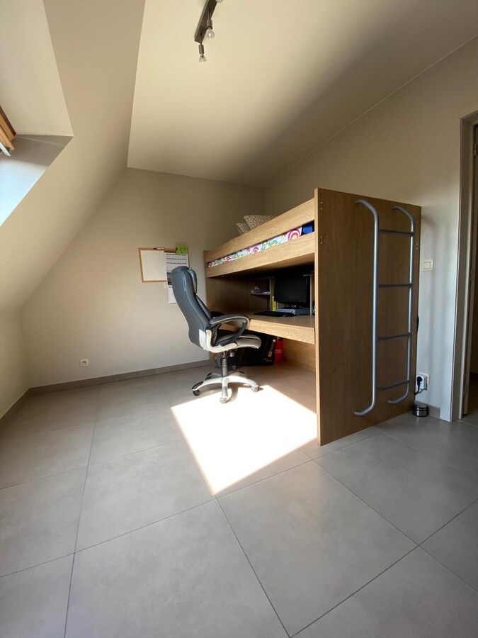 In het centrum gelegen dakappartement met 2 zonneterrassen te Koekelare 