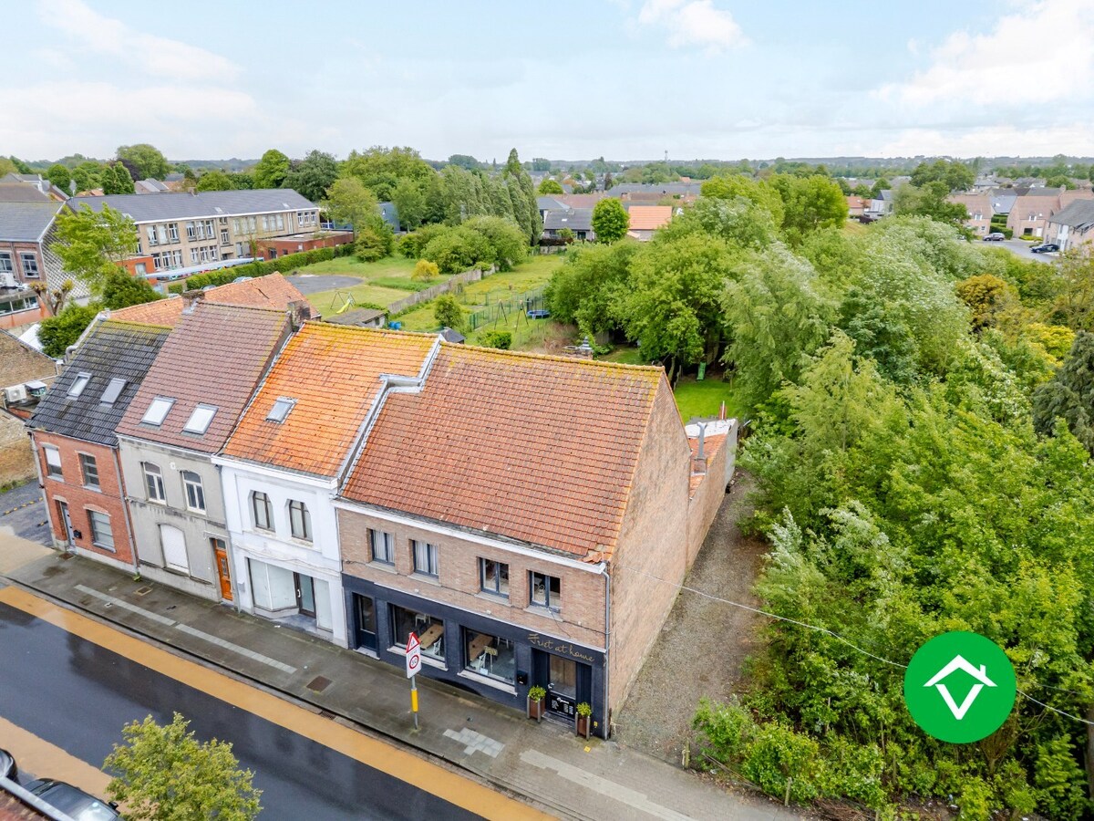 Handelswoning met goeddraaiende frituur te koop in centrum Eernegem 
