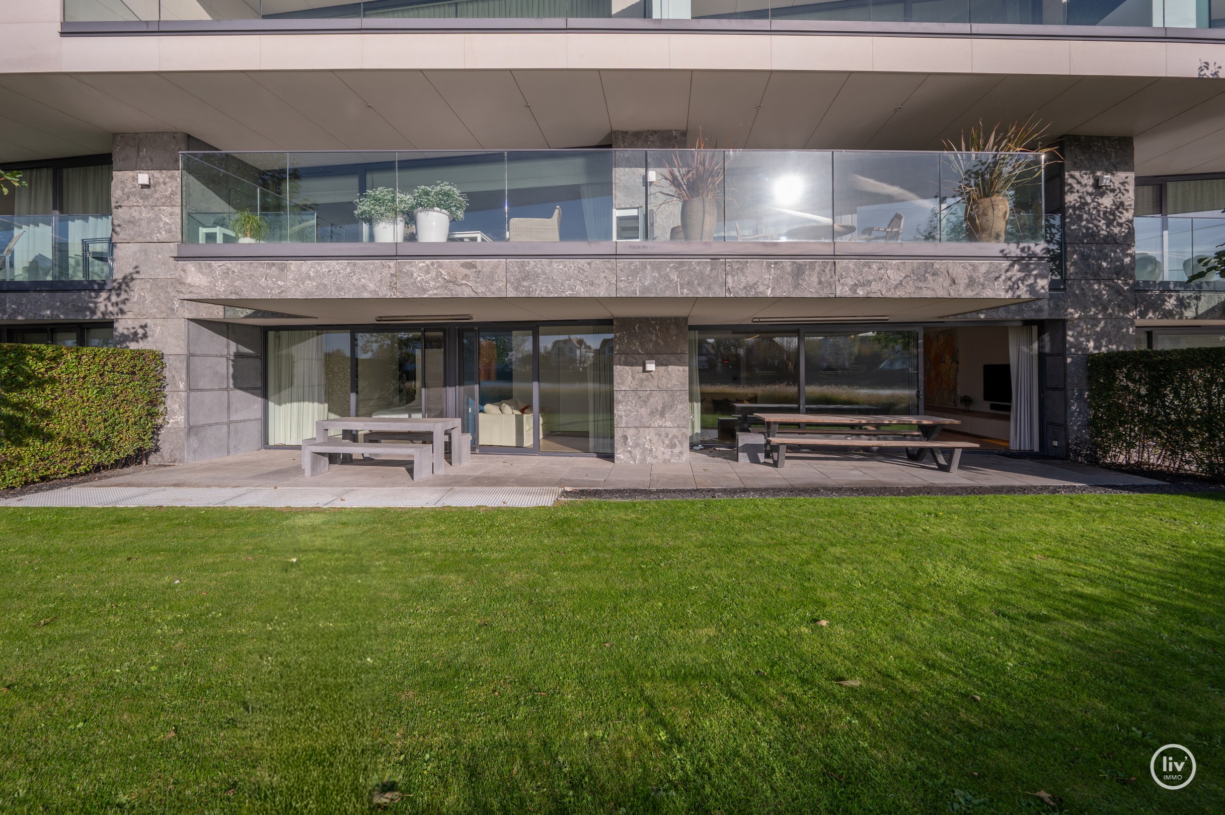 Breed en luxueus afgewerkt tuinappartement met wijde zichten op het meer. 