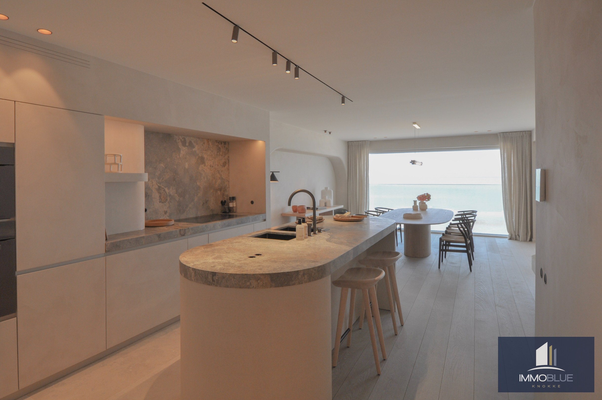 Appartement exceptionnel avec vue frontale sur la mer et une façade d’environ 11,5 mètres, situé au Zoute. 