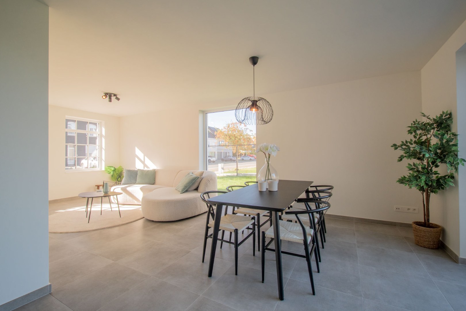Stijlvolle en ruime nieuwbouwwoning met garage en tuin op 555 m² 