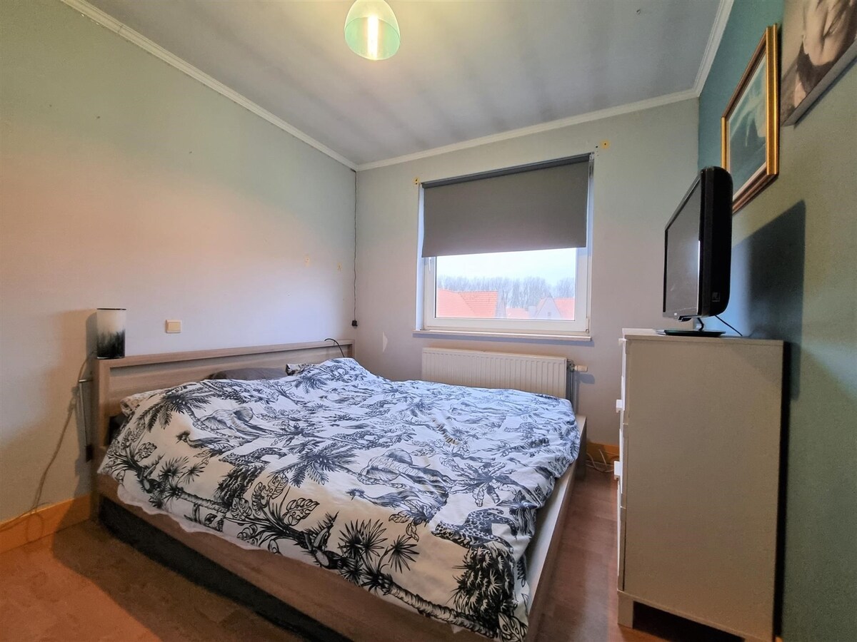 Op te knappen, zeer ruime hoekwoning met oprit - Heist 