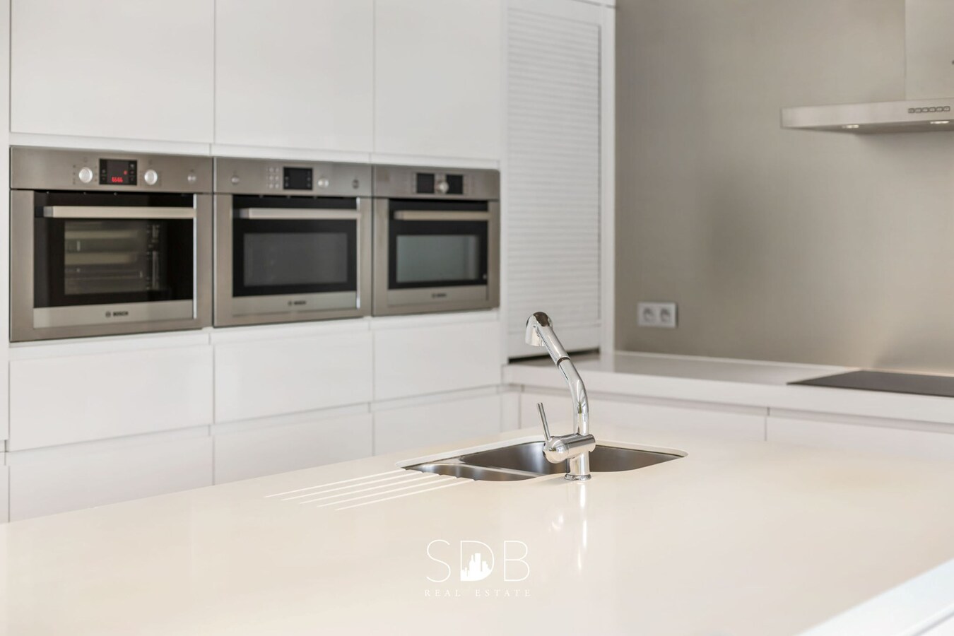 Prachtige villa met zwembad, paardenstallen, paddock en grasland op 1,3HA 