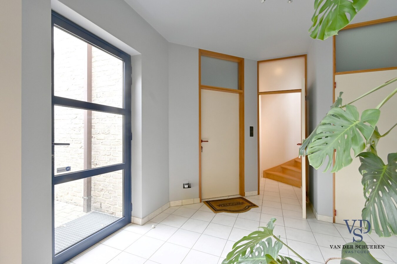 Ruim handelspand met penthouse in villastijl 