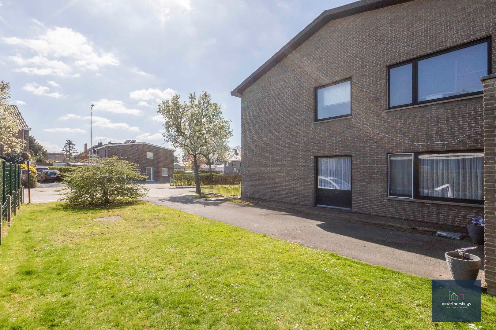 Building met 2 app. met 3 slps en 2 garages 