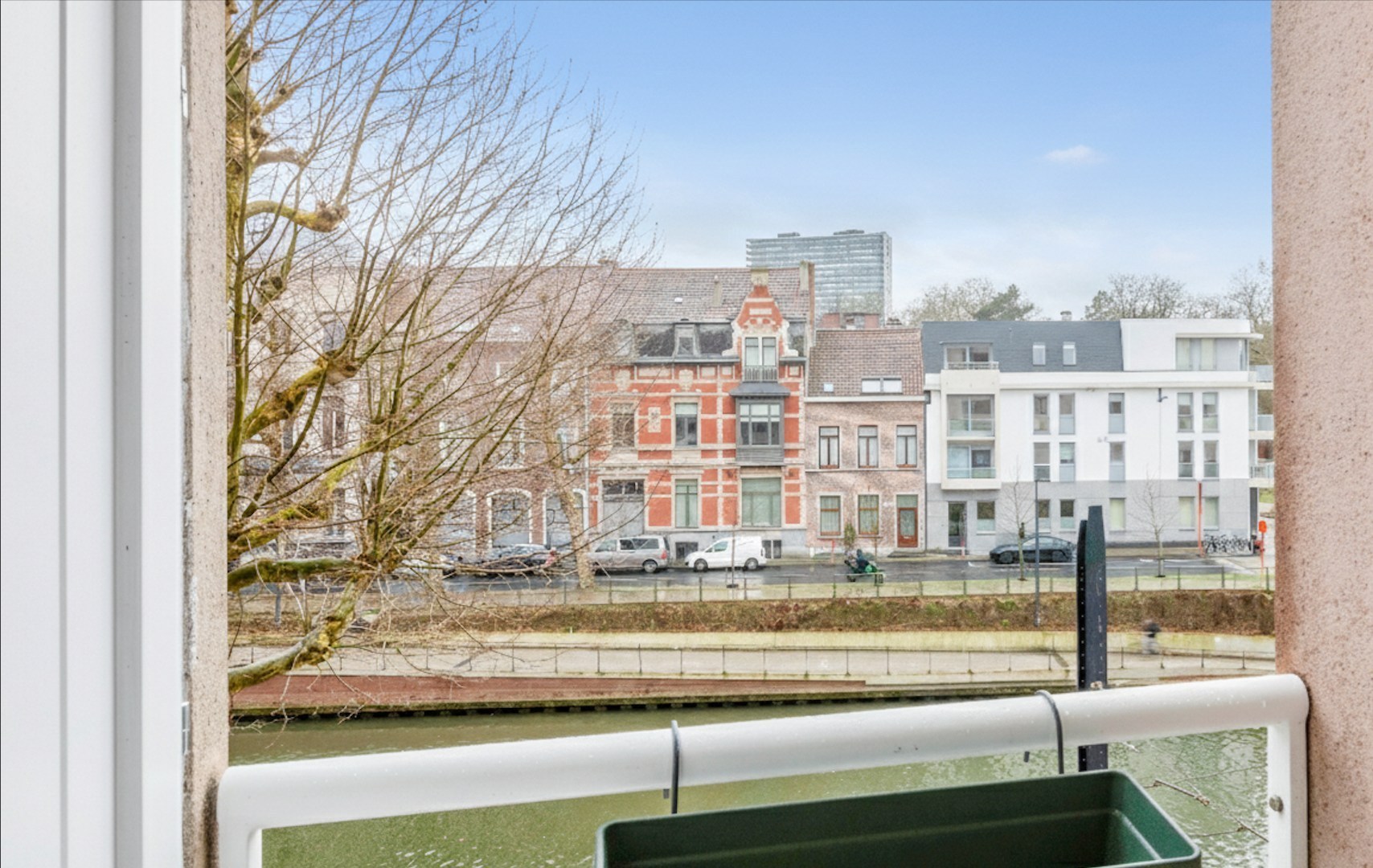 Lichtrijk tweeslaapkamer appartement met uniek waterzicht op Coupure Rechts 