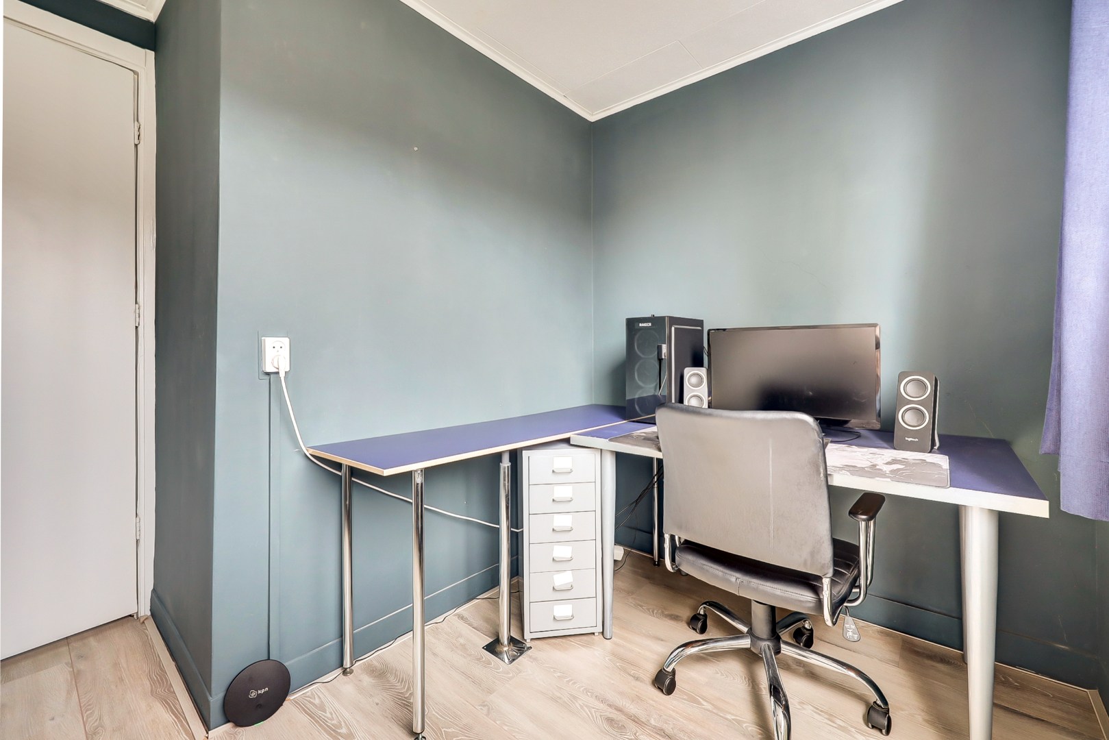 Sfeervol en karakteristiek jaren '30 bovenwoning met prachtige glas-in-lood details, 2 goede slaapkamers, ruime keuken en badkamer en gelegen op eigen grond! 