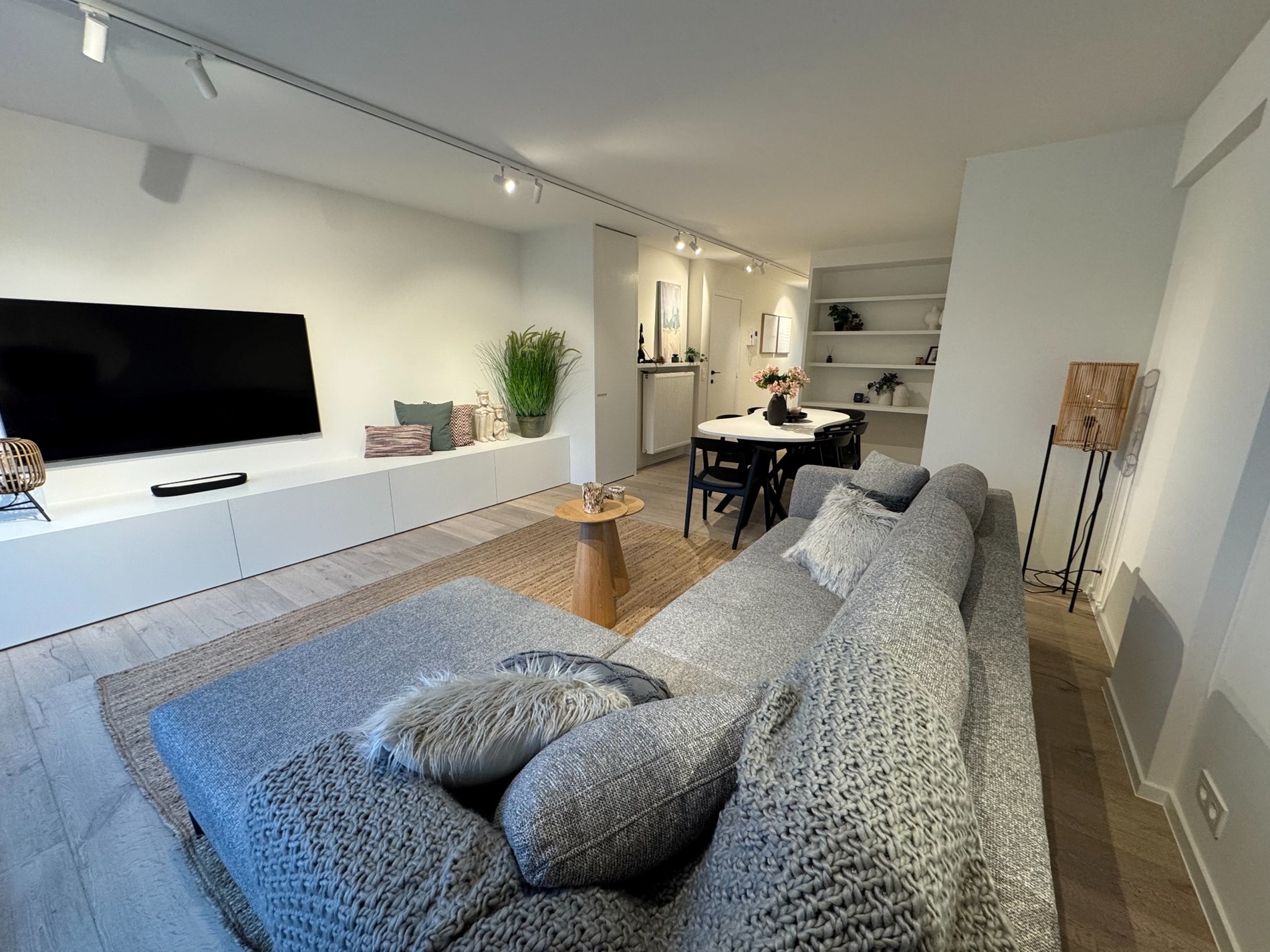 Magnifique penthouse en duplex rénové avec de magnifiques terrasses à proximité de l'avenue Lippens et de la plage de Knokke. 